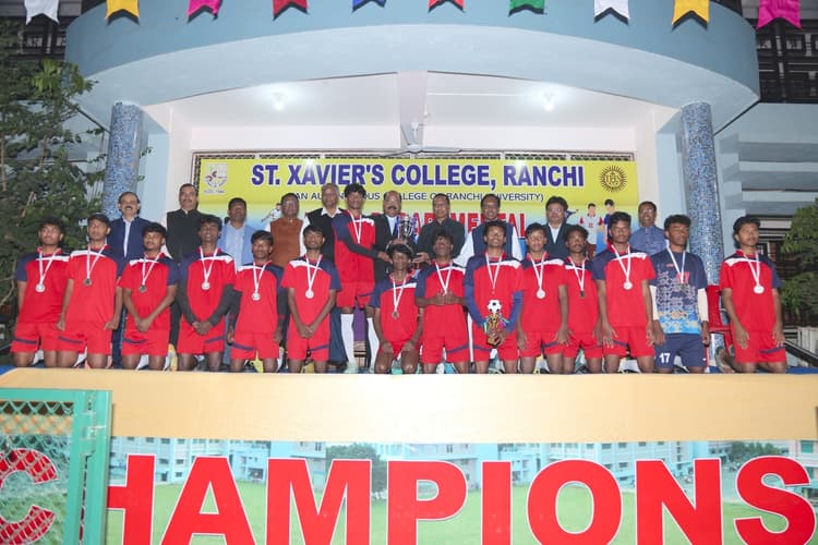 Collage Football: संत जेवियर्स कॉलेज का हिंदी विभाग बना फुटबॉल टूर्नामेंट का विजेता
