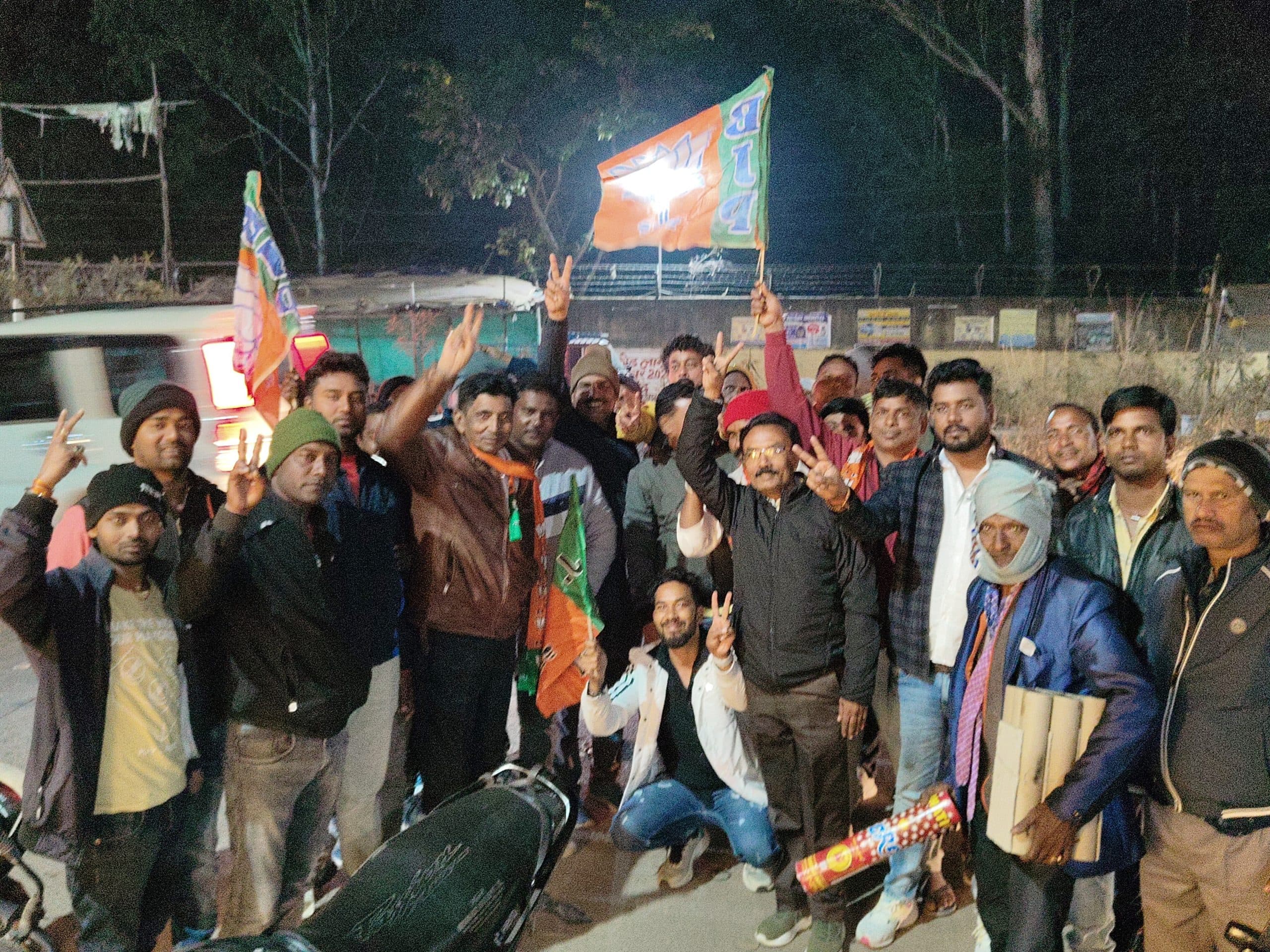 नवीन की जीत पर की आतिशबाजी