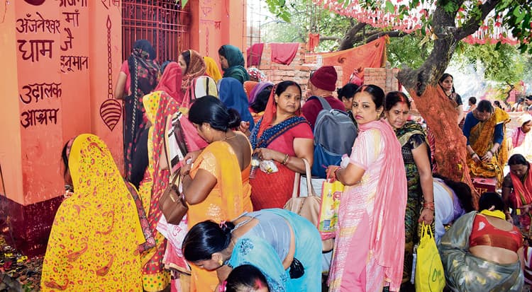 श्रद्धालुओं ने अंजनी सरोवर की परिक्रमा कर मांगी खुशहाली