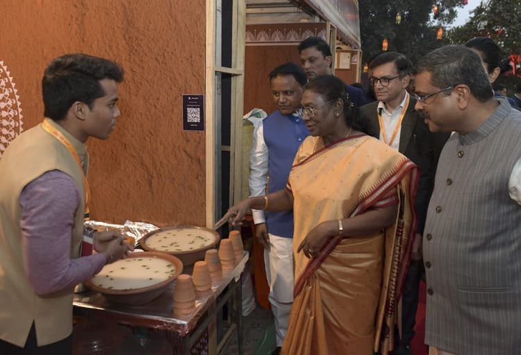 Bhubaneswar News: कलिंग युद्ध का इतिहास दुनिया को शांति का मार्ग दिखा सकता है : राष्ट्रपति