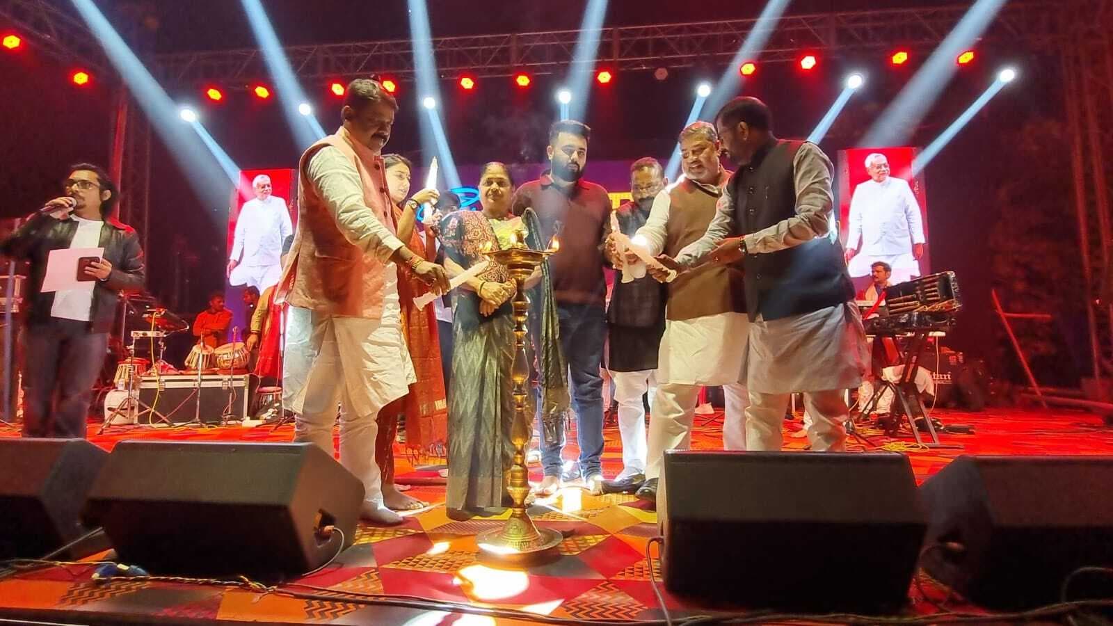 सुरों की महफिल में सजी गीतों की लड़ियां