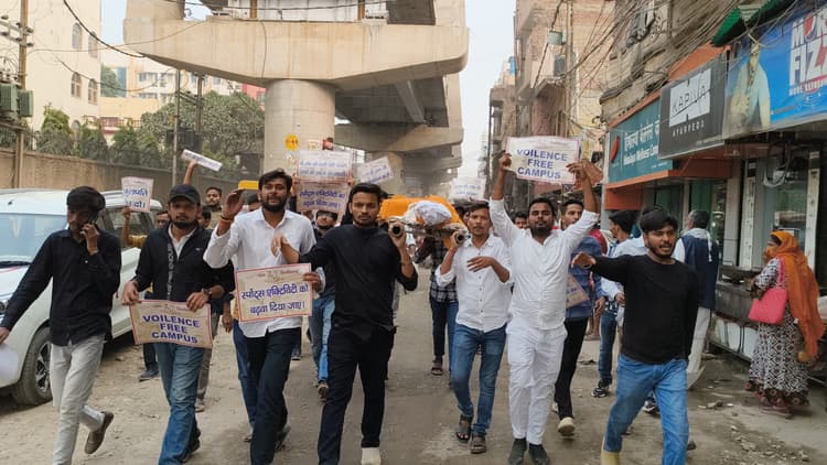 पीयू : वीसी कार्यालय में तालाबंदी करने वाले 20 छात्रों पर केस, कल से अनशन