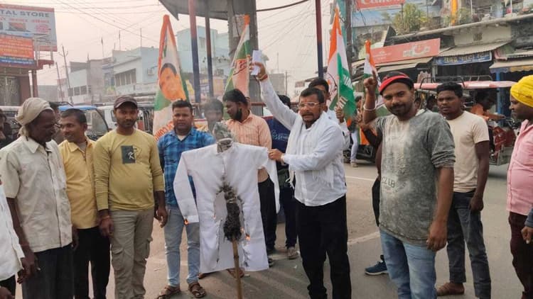 अडानी की गिरफ्तारी की मांग को लेकर पीएम का किया पुतला दहन