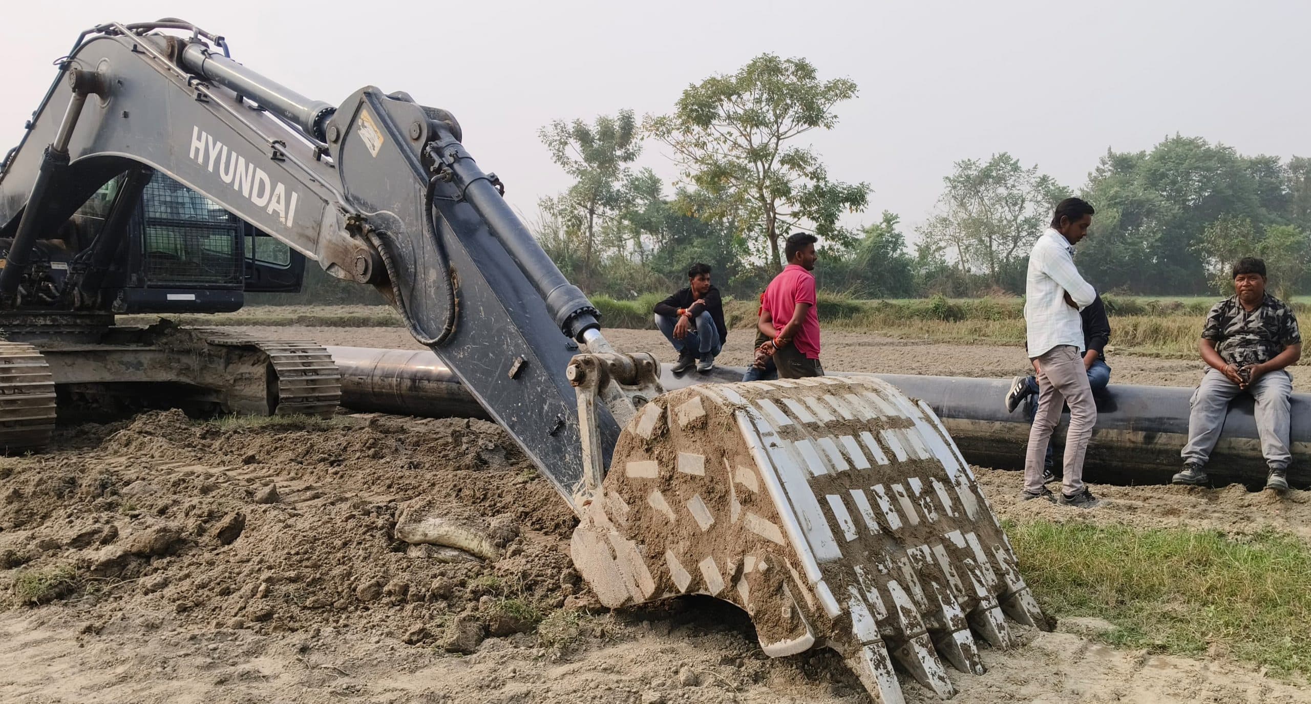 मुआवजा में देरी, किसानों ने पाइपलाइन बिछाने का काम रोका