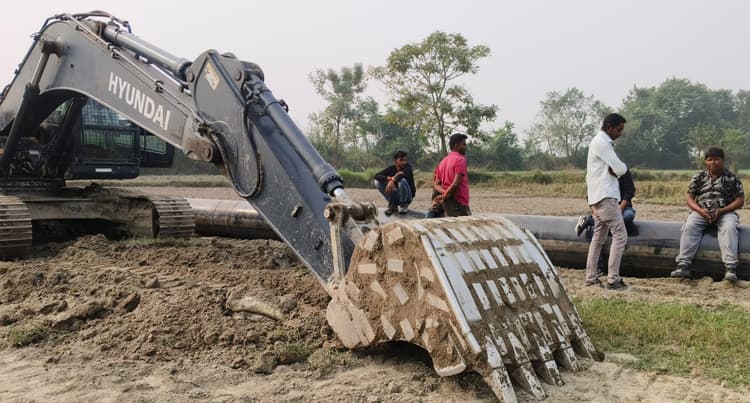 मुआवजा में देरी, किसानों ने पाइपलाइन बिछाने का काम रोका
