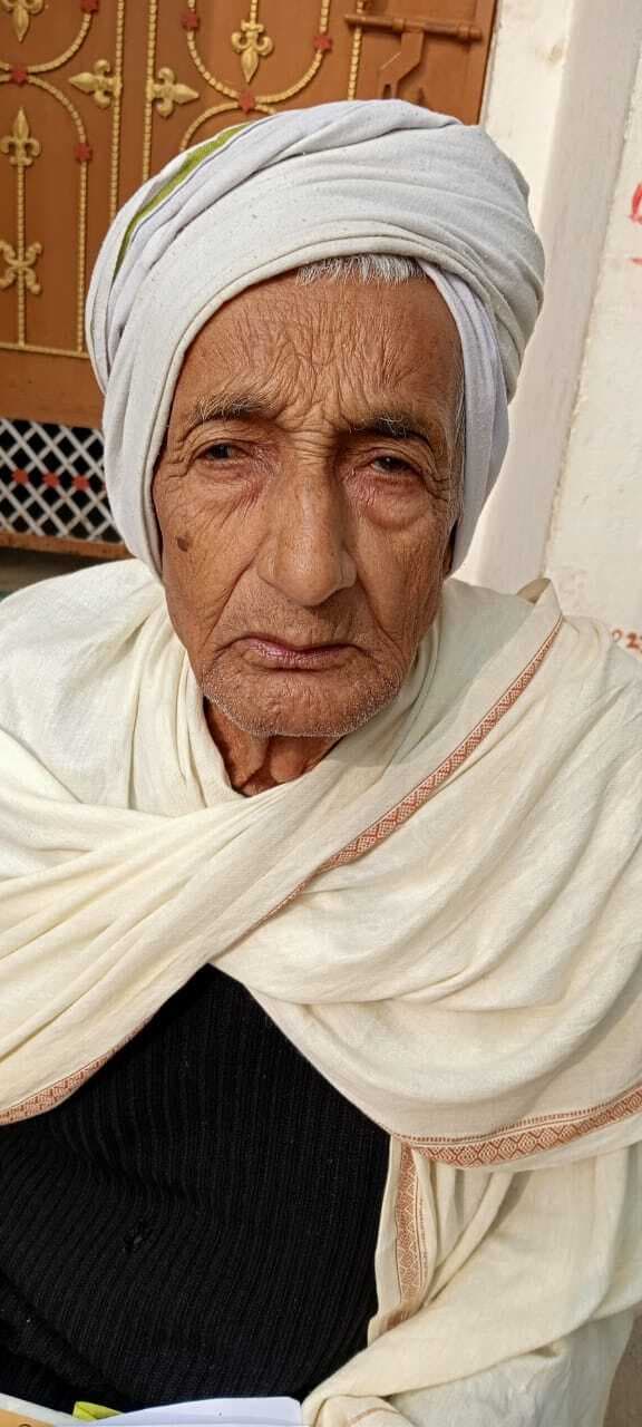 अपनी जमीन से अवैध कब्जा हटाने के लिए भटक रहा 95 वर्षीय बुजुर्ग