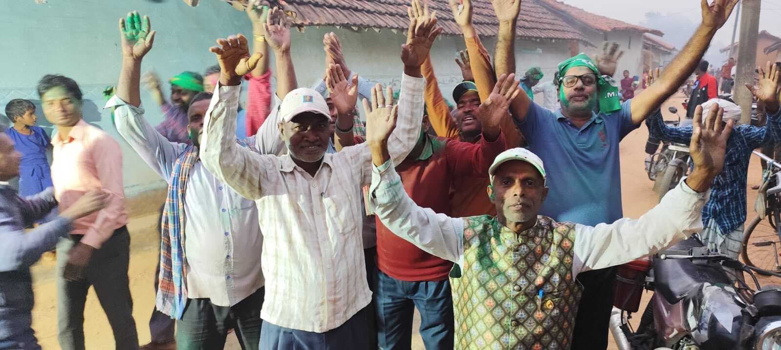 कस्बों व गांवों में गुलाल उड़ा डीजे पर थिरके लोग