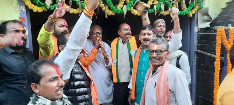 महाराष्ट्र चुनाव में जीत पर झूमे भाजपा कार्यकर्ता, मनाया जश्न