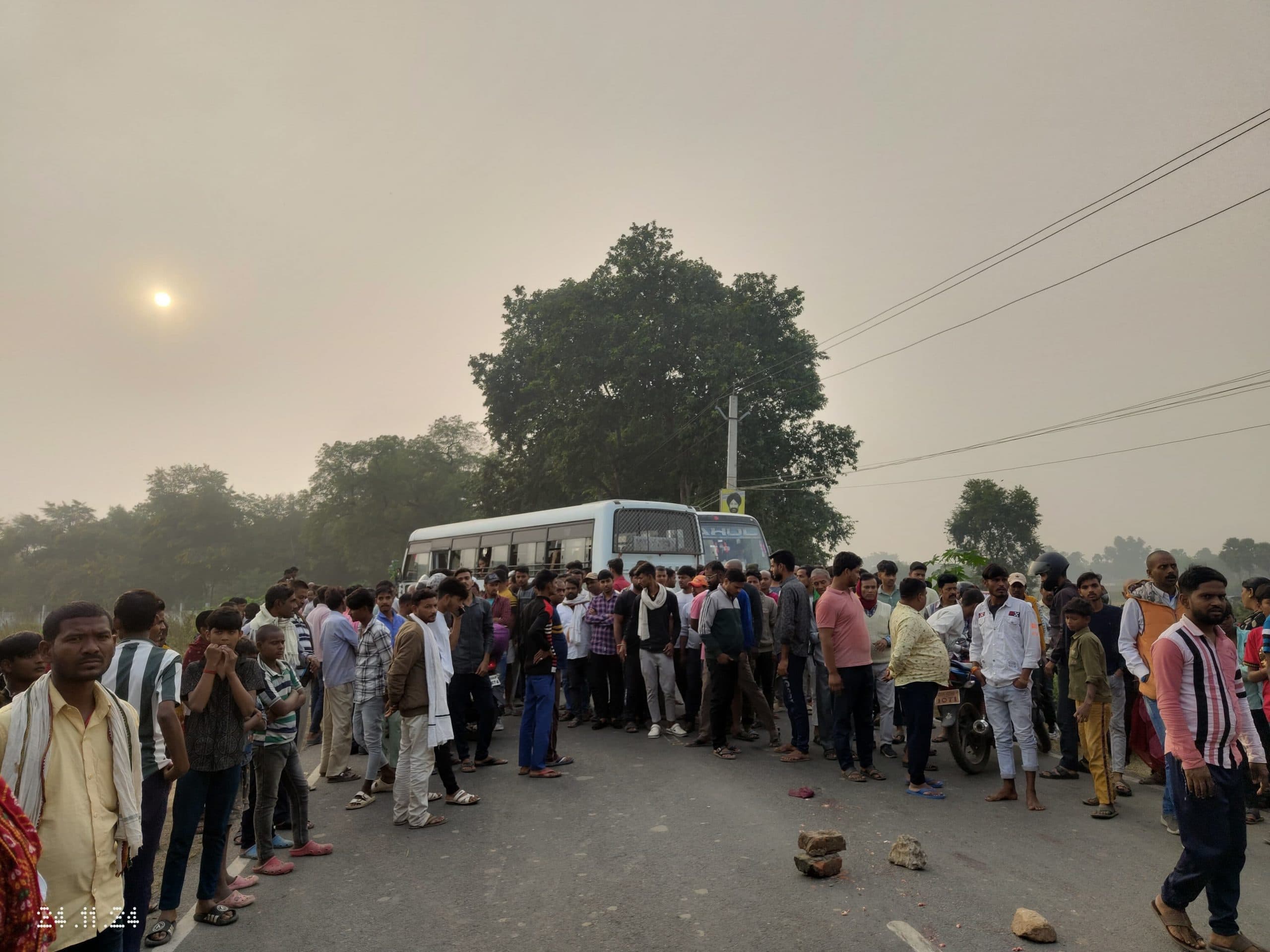 सड़क हादसे में बाइक सवार युवक की मौत, लोगों ने जाम की सड़क