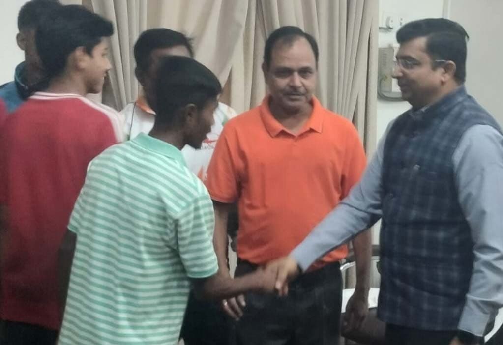 बिहार टीम से मिल डीएम ने खिलाड़ियों को दी शुभकामनाएं