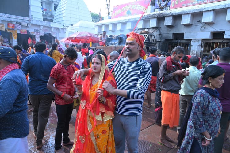 लग्न के कारण बाबा मंदिर में भक्तों का लग रहा तांता