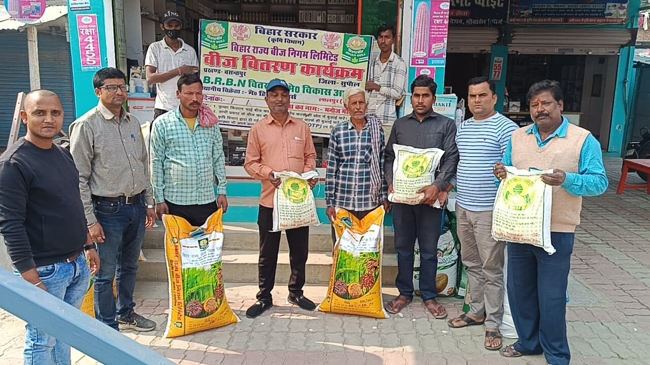 अनुदानित दर पर किसानों को दिया गया गेहूं का बीज