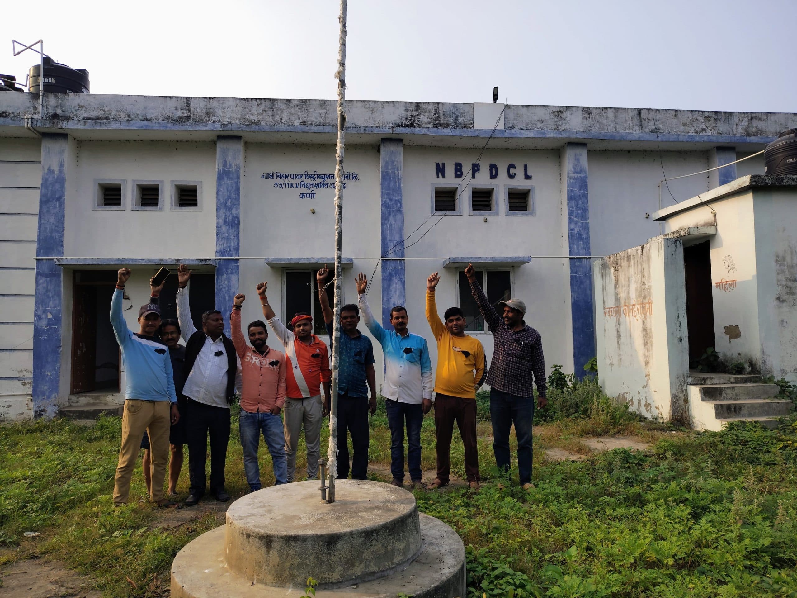 विभिन्न मांगों को लेकर मानव बलों ने काला बिल्ला लगा किया काम