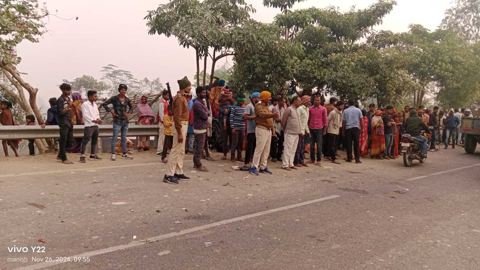 अज्ञात भारी वाहन की चपेट में आने से दो युवक की मौत