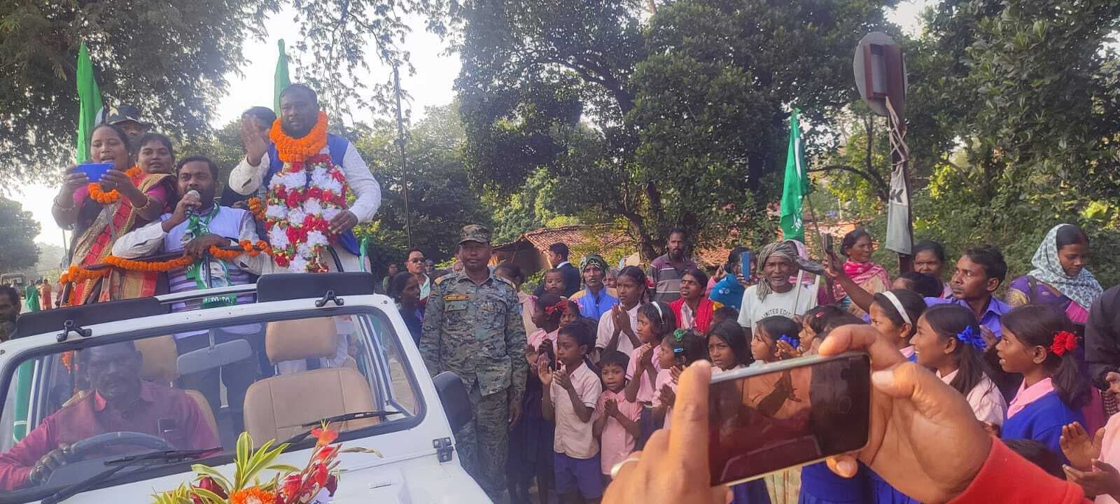 झामुमो ने रनिया में निकाली आभार यात्रा