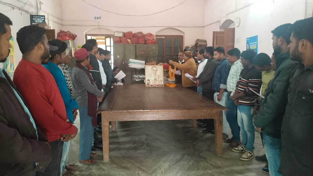 नप कर्मियों ने ली संविधान रक्षा की शपथ