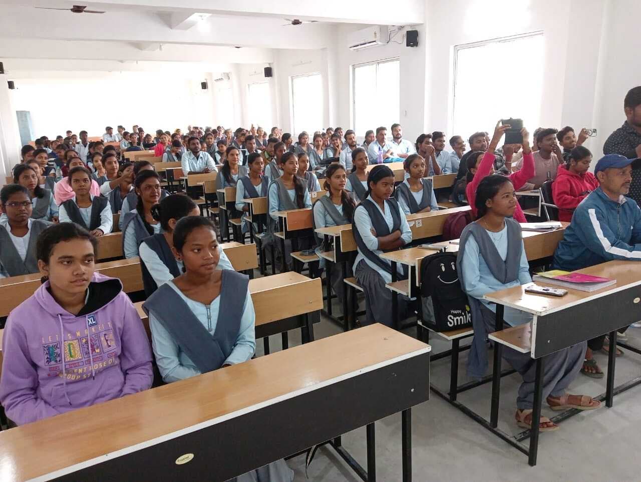 Ghatshila news : धर्मनिरपेक्षता और समाजवाद संविधान की आत्मा : डीके सिंह