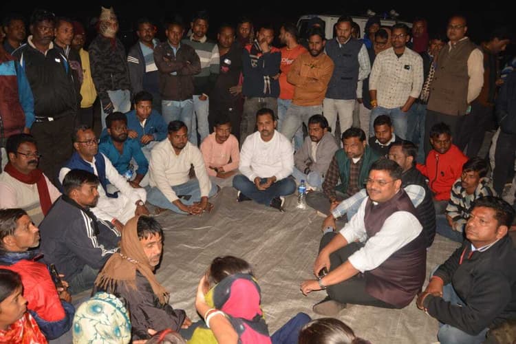 Dhanbad News: कुजामा में वाहन की चपेट में आने से युवक की मौत, धरना