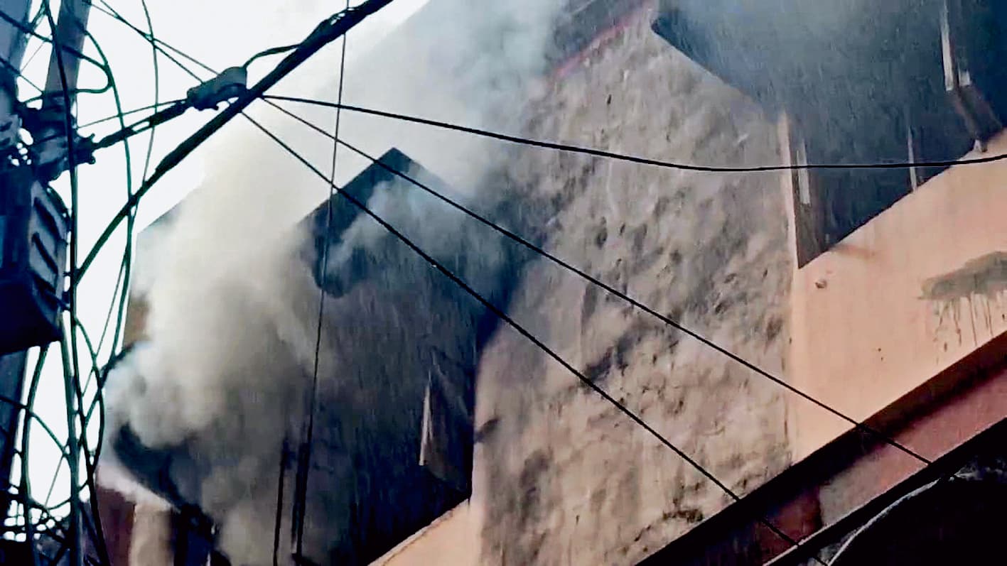 जादवपुर में इमारत के कमरे में लगी आग से अफरातफरी