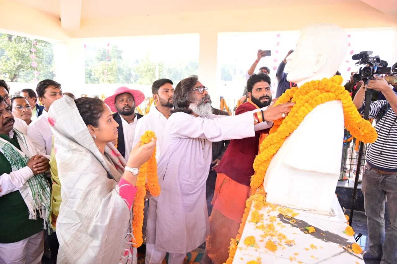 Political News : मुख्यमंत्री ने शहीद सोबरन सोरेन को दी श्रद्धांजलि