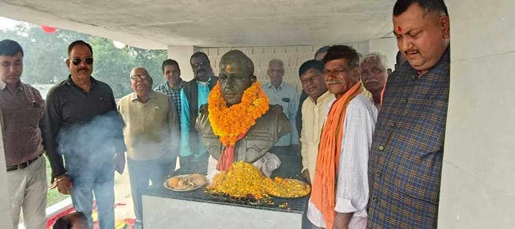 भूतपूर्व सीआरपीएफ आईजी नंदकिशोर तिवारी की प्रतिमा का अनावरण