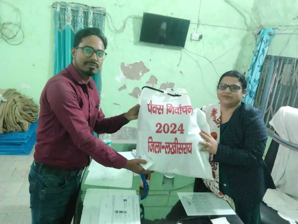 मतदान कर्मियों के बीच मतदान सामग्री वितरित