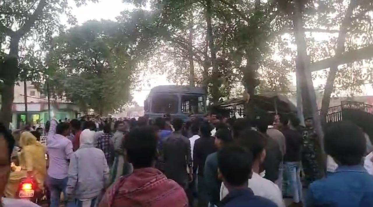 मतगणना में धांधली का आरोप लगा सड़क पर उतरे पैक्स उम्मीदवार व समर्थक