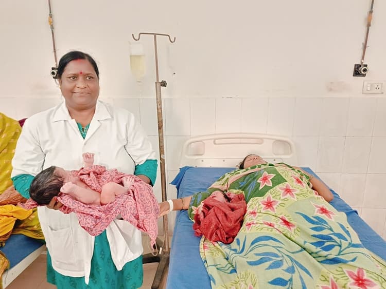 धोरैया अस्पताल में गर्भवती महिला का हुआ सफल ऑपरेशन, जुड़वा बच्चों को दिया जन्म