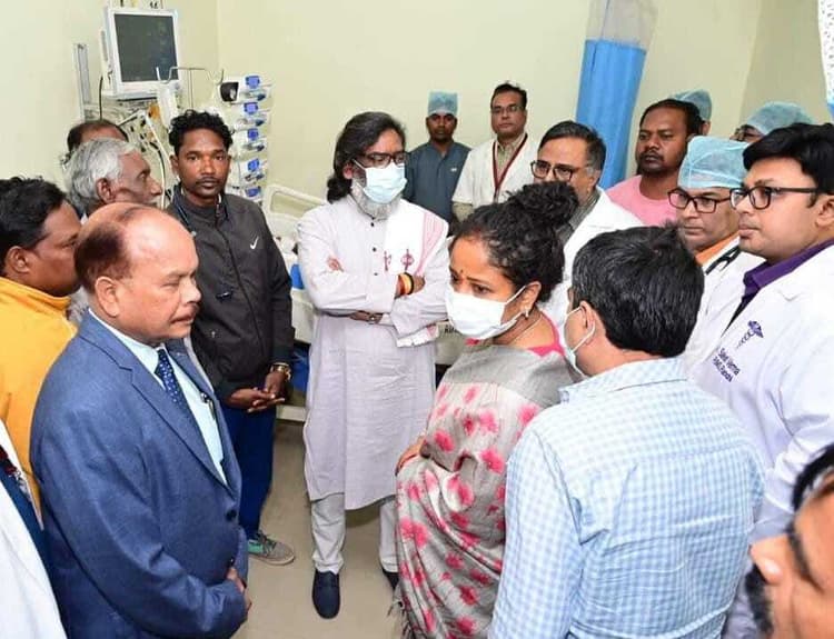 Ranchi News : बिरसा मुंडा के वंशज से मिले मुख्यमंत्री, चिकित्सकों से ली जानकारी
