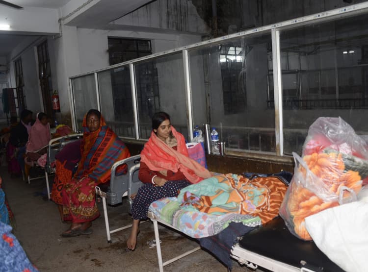 dhanbad news: मरीजों को नहीं मिल रही कंबल-चादर, ठंड से ठिठुरने को मजबूर