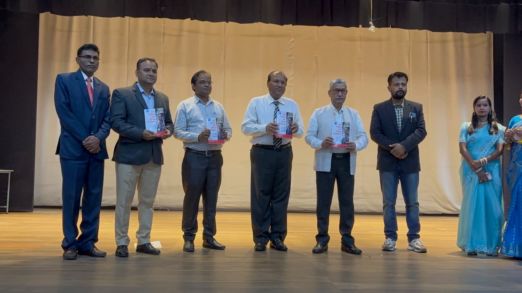 dhanbad news: केके टीचर्स ट्रेनिंग कॉलेज में बीएड के छात्रों को दी गयी विदाई