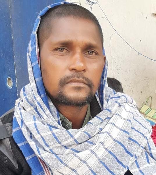 ठिठुरते हुए सर्द रातें बिताने पर मजबूर हैं एसएनसीयू में भर्ती नवजातों के परिजन