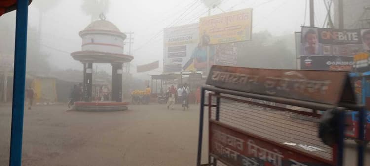 घने कोहरे के कारण रेंग-रेंग कर चल रहे हैं वाहन