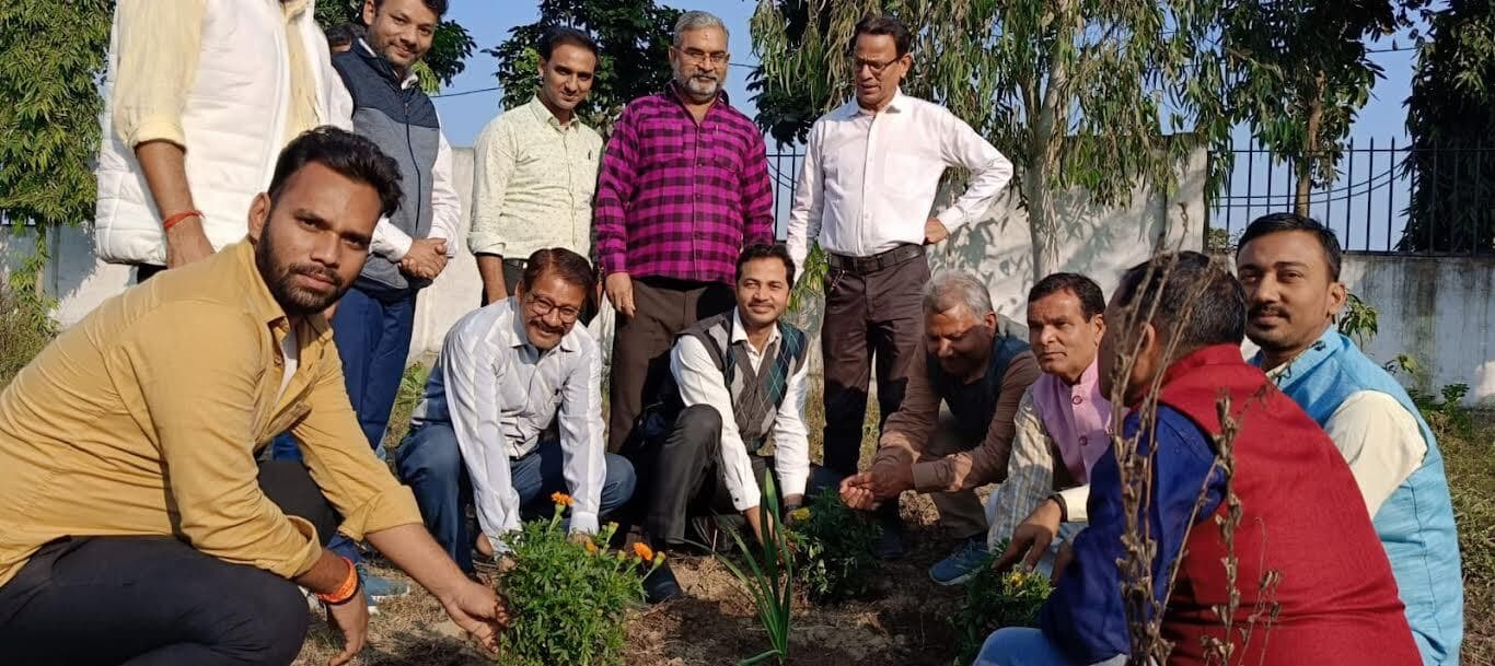 पौधरोपण कर पर्यावरण संरक्षण को बढ़ावा देने का लिया संकल्प