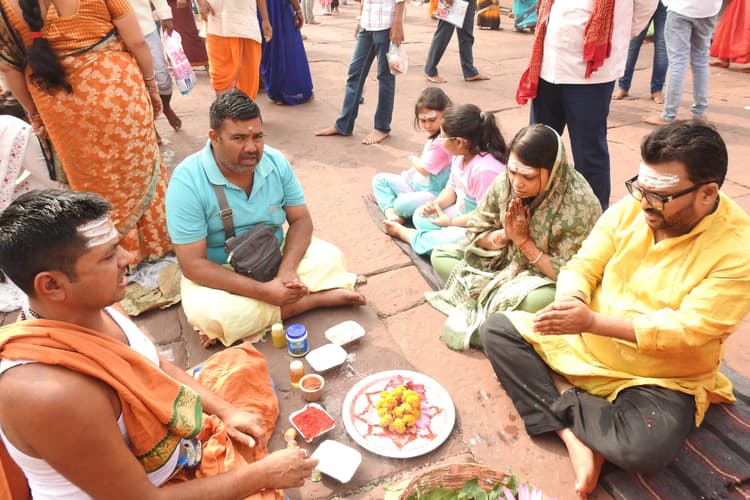 deoghar news: बाबा मंदिर में श्रद्धालुओं ने कराये अनुष्ठान