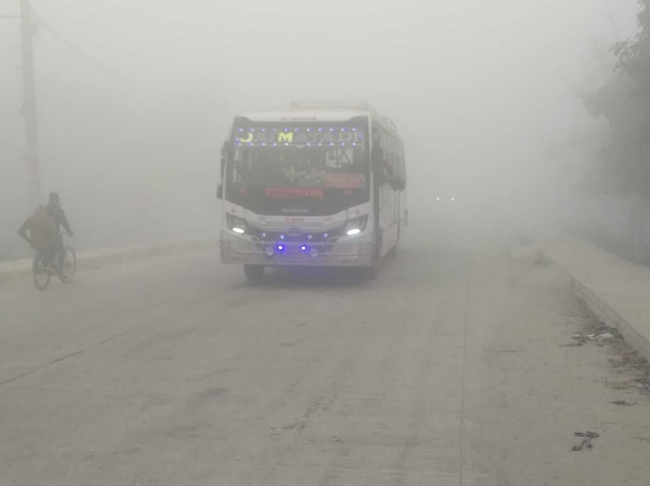 3 डिग्री सेल्सियस तक गिरा मौसम का पारा, कोहरे के बीच गुरुवार को हुई लोगों की सुबह