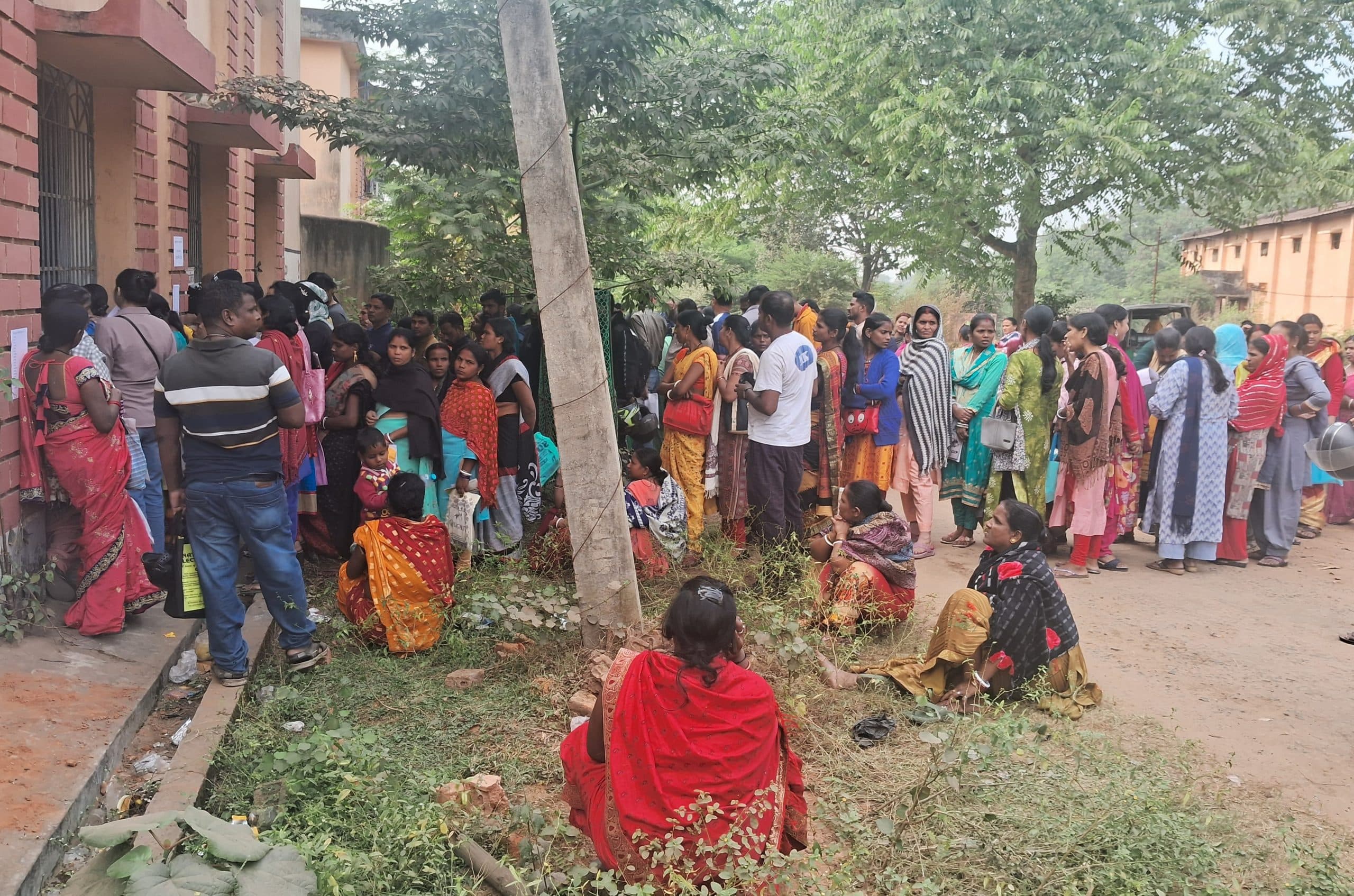 Jamshedpur News : अंचल कार्यालय में सुबह से ही लग जा रही महिलाओं की लंबी लाइन, जानिये क्यों