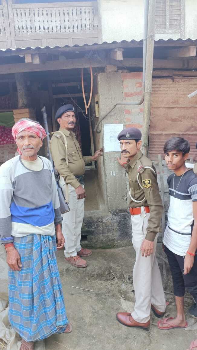 फरारी वारंटी के घर चिपकाया इश्तेहार