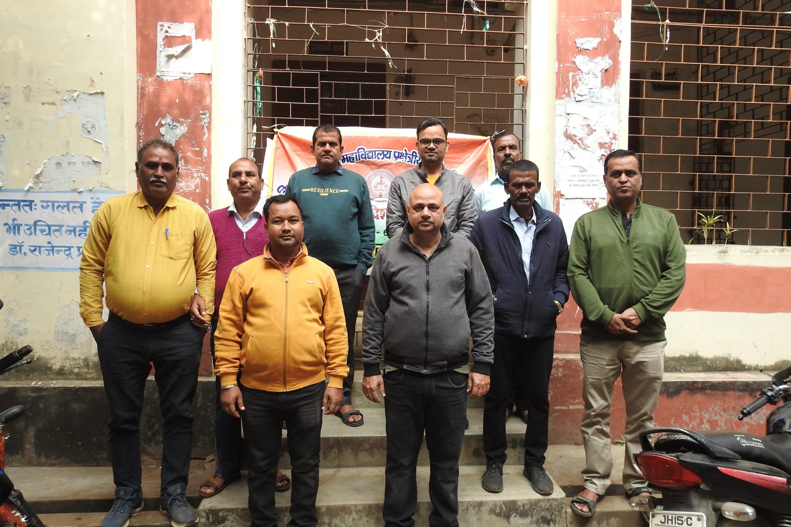 Deoghar news : अनिश्चितकालीन हड़ताल के तीसरे दिन भी जारी रहा धरना व प्रदर्शन, परीक्षा से जुड़े कार्यों को कराया संपन्न