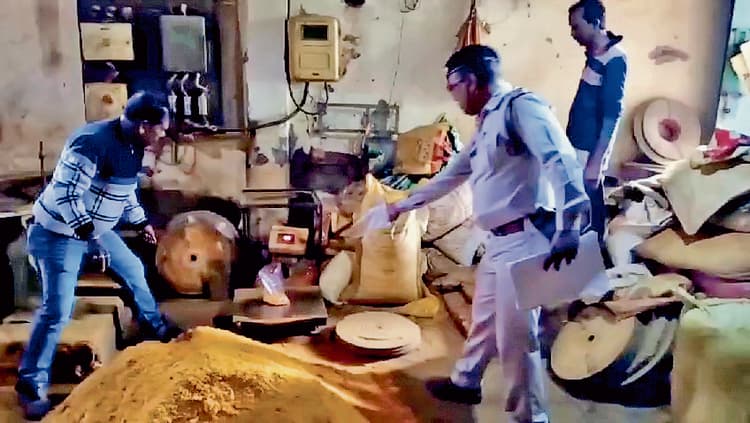 मिलावटी द्रव्य मिलने पर मसाला कारखाना हुआ सील, नमूने जांच के लिए भेजे गये लैब