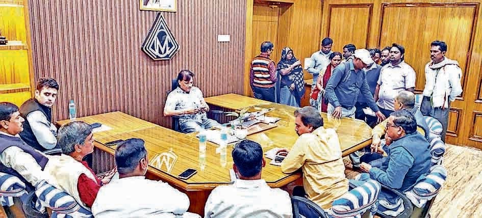 सफाईकर्मी चाहते हैं मिले 650 रुपये रोज लेकिन निगम 397 रुपये ही देने को तैयार, नहीं बनी बात