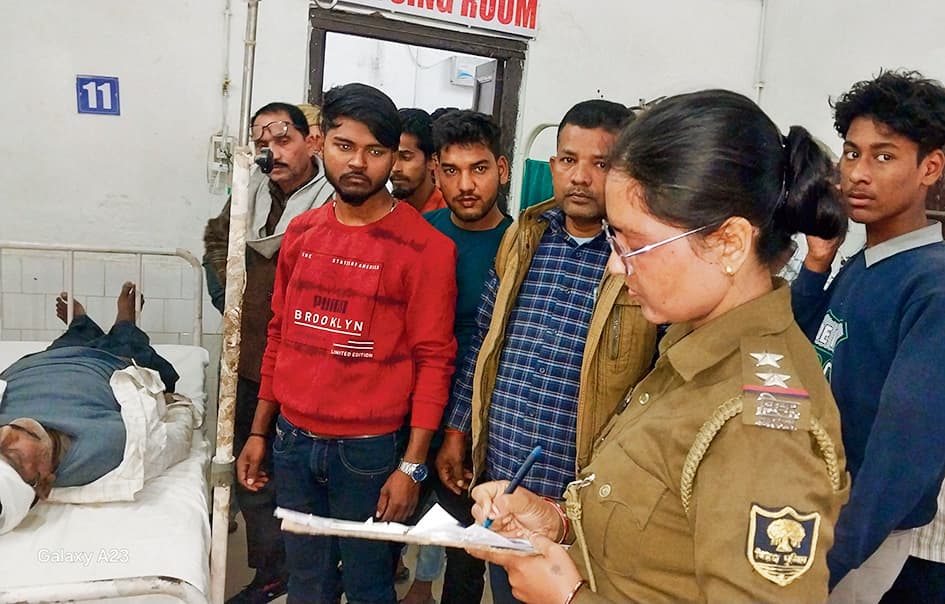 Siwan News : बेटे की शादी का कार्ड बांटने जा रहे पिता की सड़क दुर्घटना में गयी जान