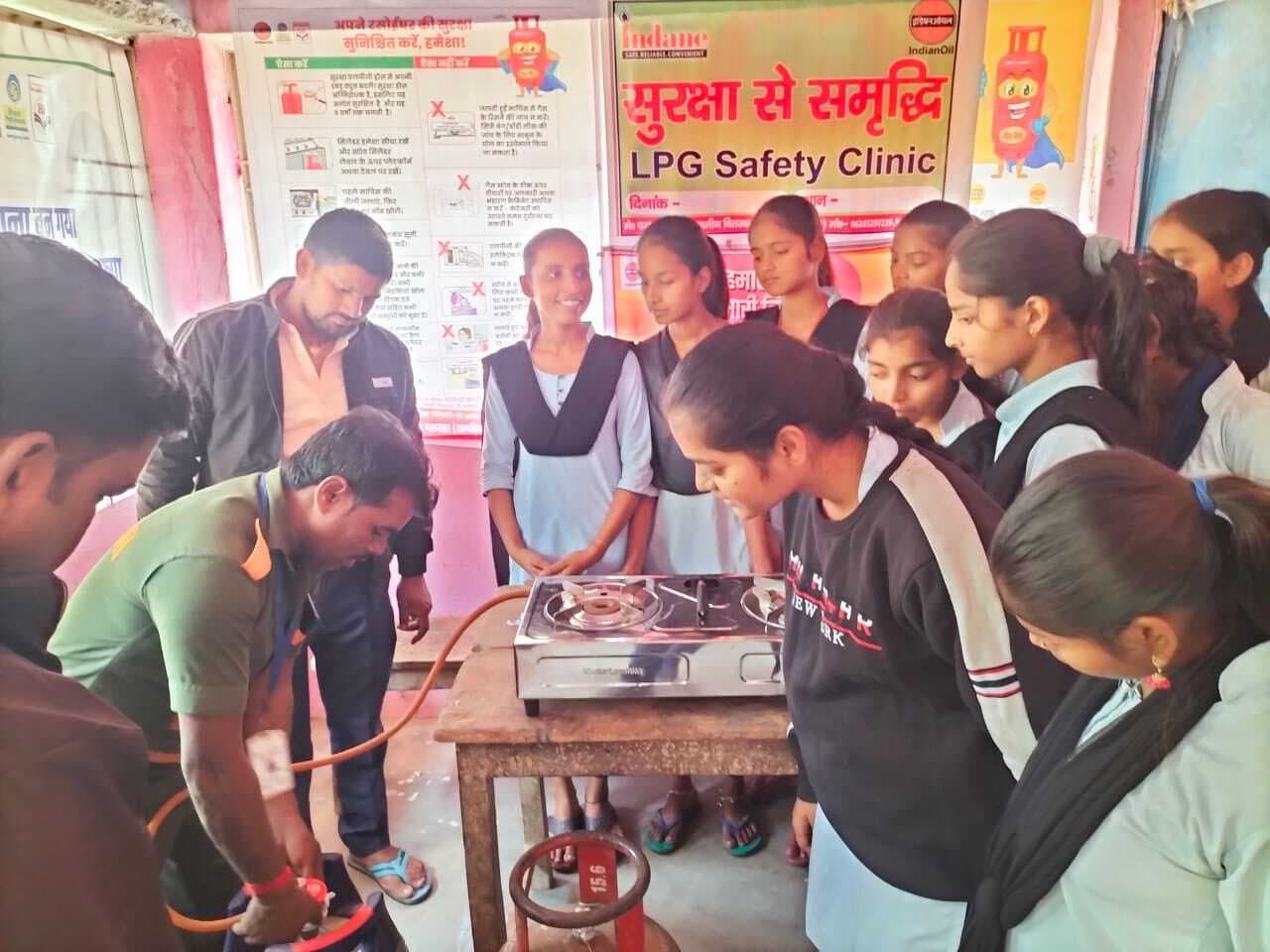 छात्र-छात्राओं को दी गयी घरेलू गैस सिलेंडर उपयोग करने की जानकारी