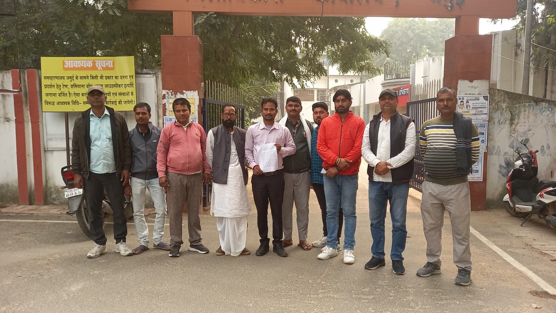 वार्ड पार्षदों ने ईओ के विरुद्ध डीएम को सौंपा ज्ञापन, कार्रवाई की मांग