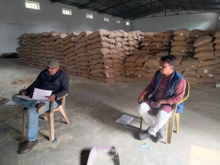 Giridih News :जिप सदस्य ने एफसीआई गोदाम का किया निरीक्षण