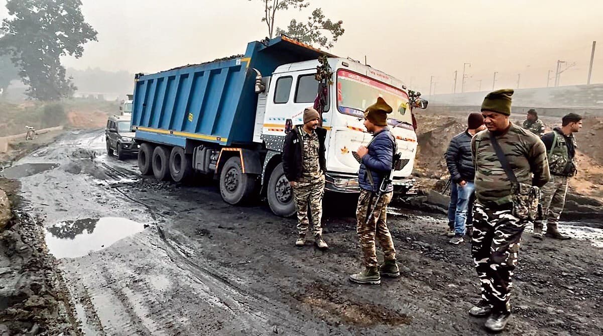 दो डंपरों पर एके-47 व पिस्टल से 28 राउंड फायरिंग