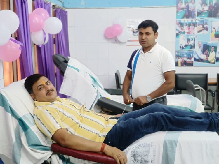 जरूरतमंदों को रक्तदान कर अंशु ने राष्ट्रीय स्तर पर बनायी पहचान