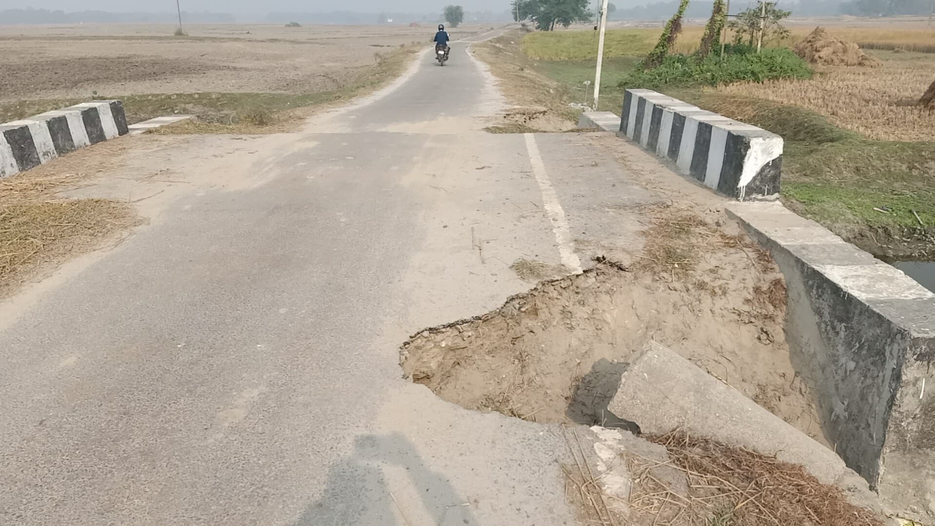 खैरखां-समौल सड़क क्षतिग्रस्त