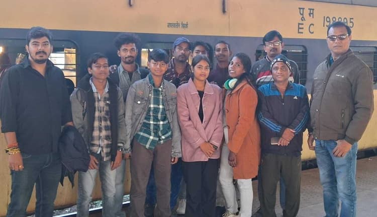 लोकोत्सव में हिस्सा लेने के लिए इप्टा की टीम बेगूसराय रवाना