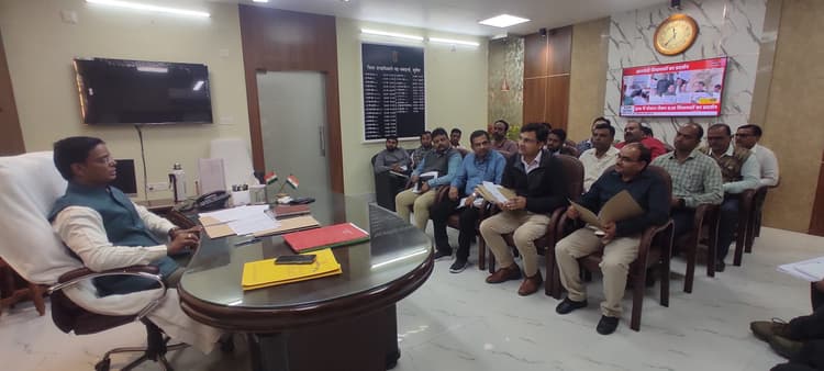 किसानों को आसानी से उपलब्ध होगा उर्वरक- डीएम